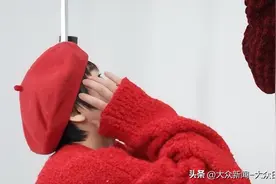 全红婵穿“红色战袍”拍照，网友：17岁正是爱美的年纪图片