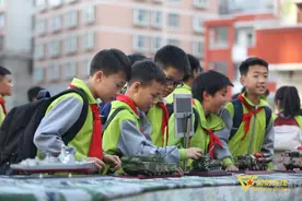 国防教育进校园，互动体验燃壮志图片