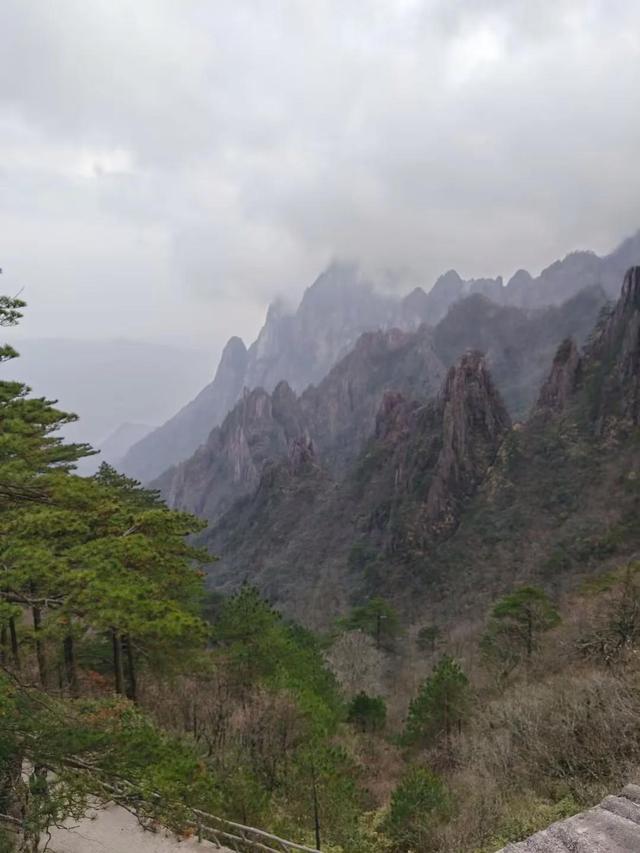 漫步黄山松掩山丛树杪，云隐仙踪徒步蹬道千阶
