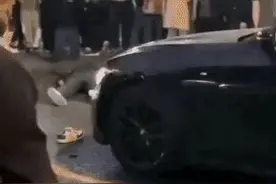 宝马男吐痰在路人身上只因态度太过嚣张拒不道歉竟被路人挥刀杀害图片