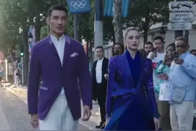 胡兵法国街头和模特走秀，路人递旗帜神来之笔，瞿颖不及法国超模图片