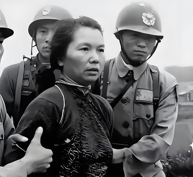 朱枫烈士回家：白发苍苍的女儿，抱着年轻母亲的遗照，让人泪目！