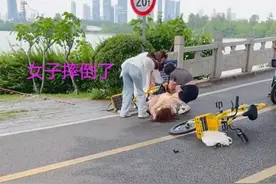 女子穿裙子骑自行车摔倒，裙子绞进车轮扯不出来遭围观：太丢人图片