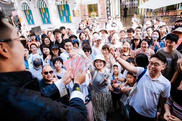郑州电影小镇“全天有戏” 沉浸式文旅激活“五一”假日活力