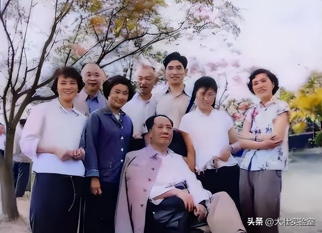 毛主席的机要秘书谢静宜有多美？长相甜美可爱	，当过北京市委书记