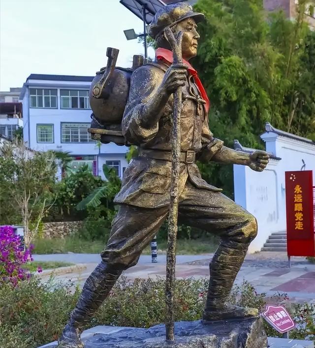 老人在北京军博摸文物被制止，他却语出惊人：我背它走完的长征