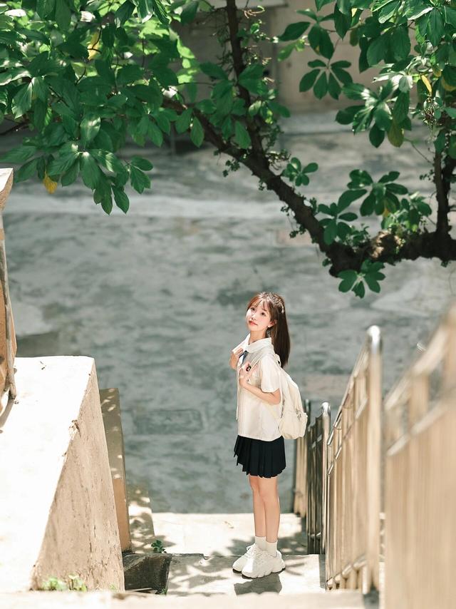 甘肃兰州一校花，楚楚动人	，倾国倾城，这气质堪称校园天花板