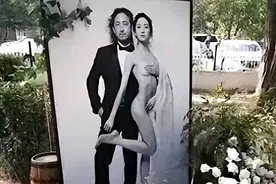 “裸照迎宾？！艺术家三宝婚礼惊爆网络，爱的表达竟如此大胆！”图片