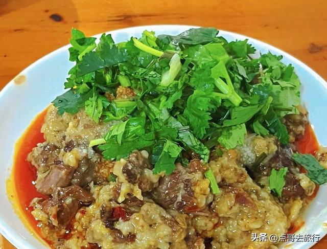 成都20000株牡丹惊艳盛放，华丽与黄墙相映，不愧是顶流赏花地！