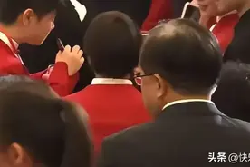 国乒参加晚宴，莎莎大头同框，龙队吃东西好可爱，再来杯橙汁图片