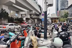 深圳多地铁口遭“电鸡”围堵，行人车缝中跳“芭蕾”！ 记者实探追问图片
