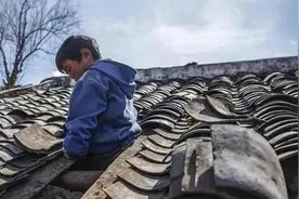 福利院孤儿一旦被人拥抱过，就会一直渴望被人抱图片