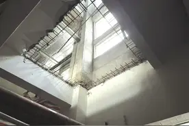 海口一小区车库天花板被砸出大洞，相关部门：已责令涉事业主恢复原状图片