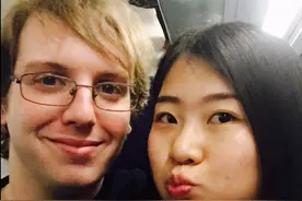 7年前，湖南985女硕士远嫁美国白人小伙，生下俩混血，现状如何？图片