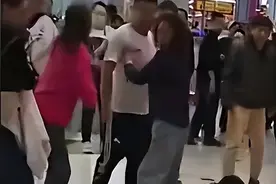 武汉商场摔狗后续：知情人曝群聊截图，养狗女不知悔改，反怪他人图片