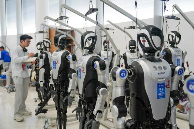 2029 年占全球 32.7%!中国人形机的 “娱乐起步” 与大未来
