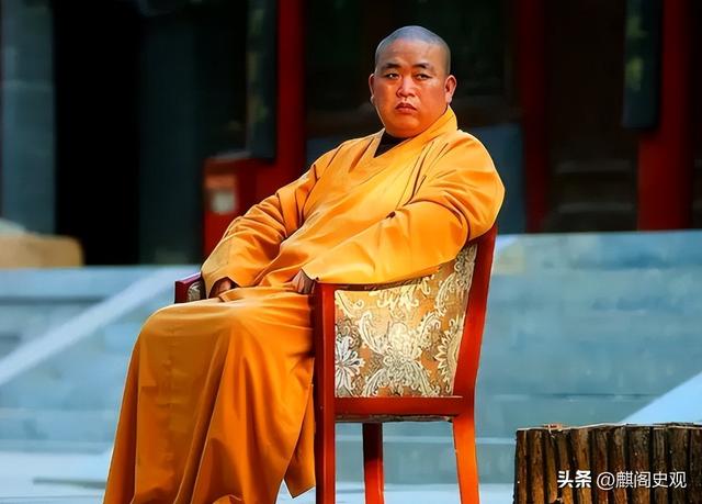 新住持上任不到一天，印乐与美女照片被曝光！与释永信区别太明显