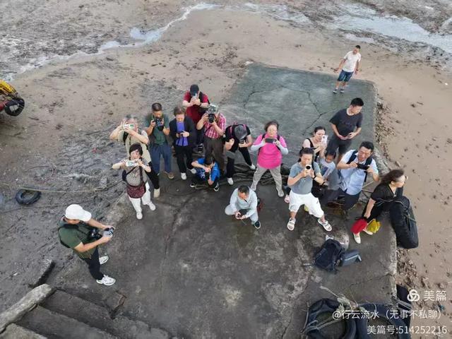 彩色旅图｜光影里的霞浦：捕捉退潮日出的瞬间，沙滩带着酒窝微笑