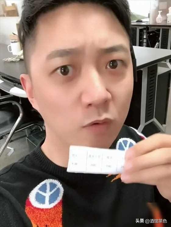 主持人李鑫现状：和家人在爱尔兰，陪读带货两不误，俩儿子都随妈