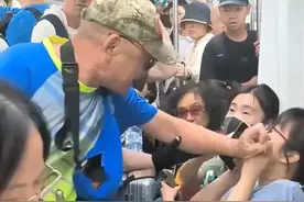 结局大快人心！借霸座名义猥亵女孩的恶老头，后续处理通报来了图片