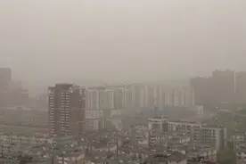 大风裹挟沙尘来袭，湖北多地空气质量“爆表”图片