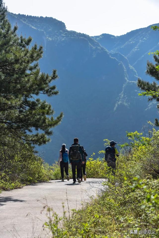 《太行山徒步记：从西走到南》免费的挂壁公路，悠悠然的崖边行走