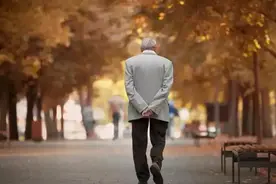 人到老年，有3样东西要藏起来，不要让儿女发现！对谁都好！图片