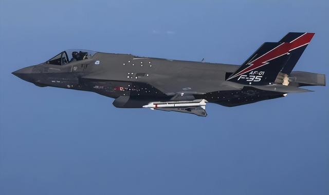 出大事！美国亮杀手锏：F-35搭载核弹起飞，毒刀已伸到中俄脖子下