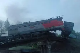 不到24小时，俄罗斯又一铁路桥发生坍塌图片