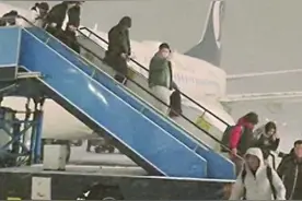 山东航空飞机大雪中“硬核降落”引关注，业内人士：没必要大惊小怪图片