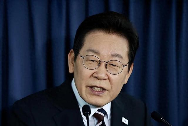 面对特朗普的步步紧逼，韩国会彻底倒向美国吗？李在明公开表态：放弃经济靠中国，安全靠美国