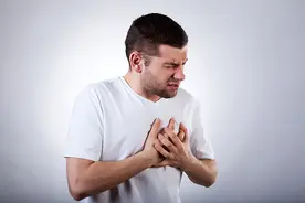 为什么胸口会“刺痛”几秒？是猝死的前兆，还是心脏病？答案来了图片