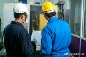 “给我3000，2分钟修好机器。”被开除又回来的维修工说道图片