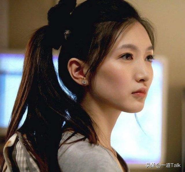 比整容还可怕！39岁江疏影现身活动，嘴歪脸僵、造型丑到认不出！