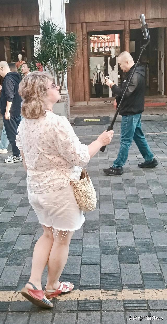 封关前瞻丨海口骑楼老街冬日景象：满眼都是外国人