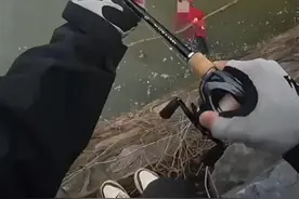 女子不慎落水被钓友用鱼竿救起，渔具品牌方：奖励免费使用渔轮，将颁“签约钓友”证书图片