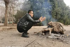 村里年轻小伙不知道天高地厚，被总管安排端盘子，不服气扭头就走图片