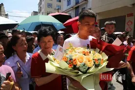 34年后，他们正式相认！儿子4岁走失，历经34年后回襄阳认亲，母亲一路紧紧拉住他的衣角！图片