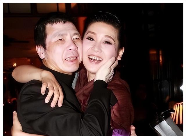 徐帆回应离婚5个月，冯小刚近况曝光，他的“小心思”再藏不住了