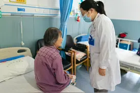 习惯性抠完脚后又挠手，八旬奶奶因坏习惯中招丹毒图片