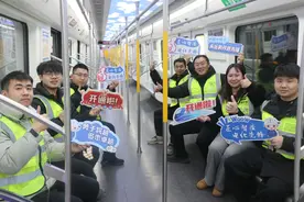 武汉地铁11号线二期、三期今日开通，建设者开心乘车图片