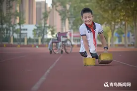 从失去双腿到登顶长城 青岛“无腿少年”用双手刷新梦想的高度图片