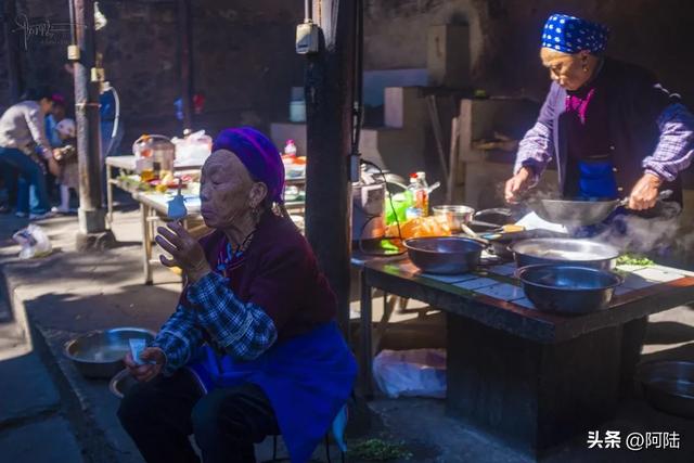 在洱海边的红山本主庙流口水,只因邂逅了好几户白族人家的聚餐