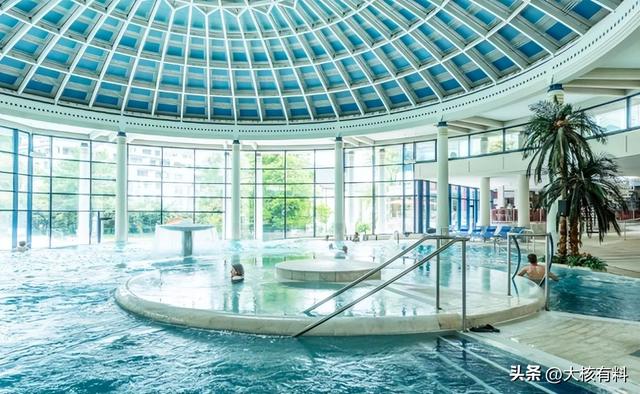 德国混浴温泉只为治病？要求一丝不挂男女混浴，男女共浴要花41欧