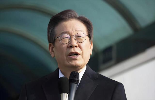 第一个公然拒绝北京阅兵的总统出现，正式通告全球，降格对待中国