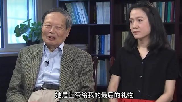 杨振宁葬礼，国旗盖遗体，离世前状态曝光，49岁的翁帆已再无遗憾