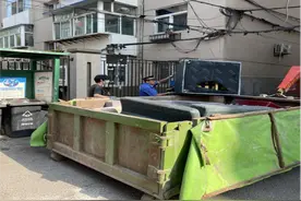 太原城管：城管执法进社区 帮助社区清理积存垃圾图片