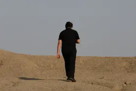 父亲去世时，大哥有说有笑，母亲走的时候，大哥却一言不发了！图片