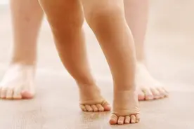 宝宝走路姿势“奇怪”，难道发育异常？不见得，刚学走路都会这样图片