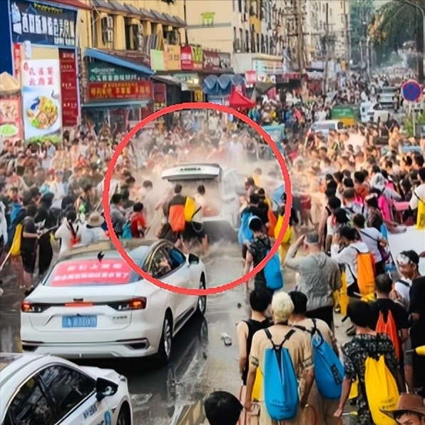 滚出中国！云南泼水节炸出一群“男流氓”，当众扒衣喷私处太龌龊